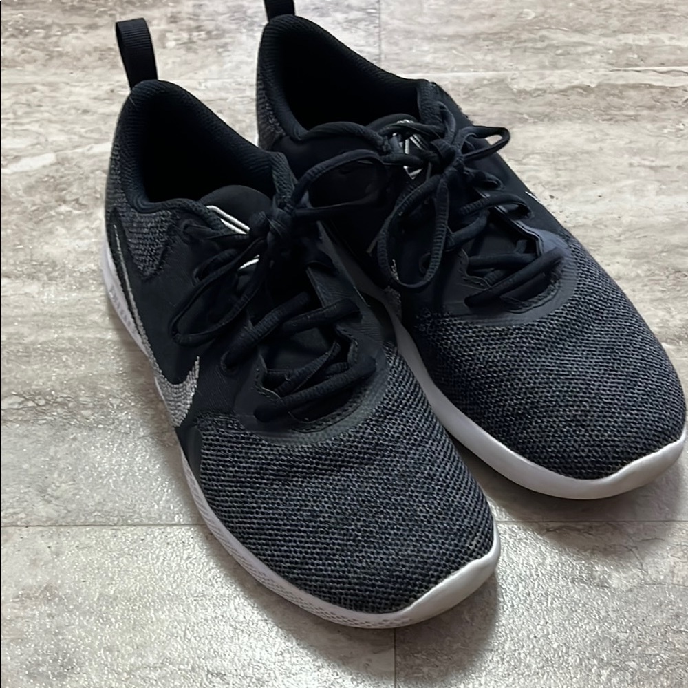 Nike Black and White Sneakers size 8